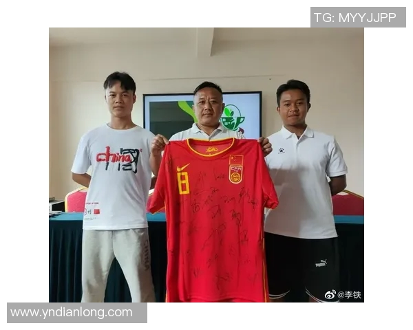 足球明星温暖行动将亲手签名球衣送给贫困小孩传递爱心与希望